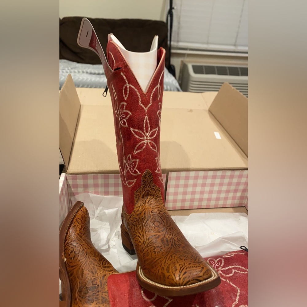 Cowboy/cowgirl boots